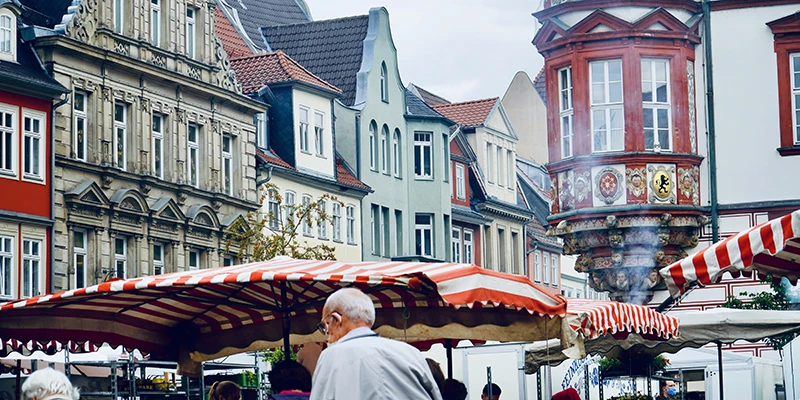 Coburg market square with gabled houses, an ornate oriel window and market stalls